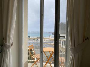 Pokój z balkonem z widokiem na ocean w obiekcie Appartement spacieux face plage avec balcon, parking privé et animaux admis à Trégastel - FR-1-368-378 w mieście Trégastel
