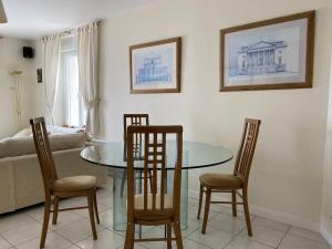 Część wypoczynkowa w obiekcie Appartement spacieux face plage avec balcon, parking privé et animaux admis à Trégastel - FR-1-368-378
