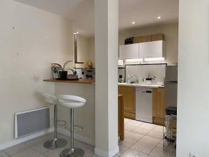 Kuchnia lub aneks kuchenny w obiekcie Appartement spacieux face plage avec balcon, parking privé et animaux admis à Trégastel - FR-1-368-378