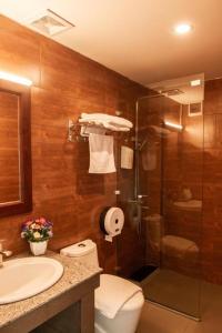 y baño con ducha, aseo y lavamanos. en VANG VIENG TOPVIEW HOTEL, en Vang Vieng