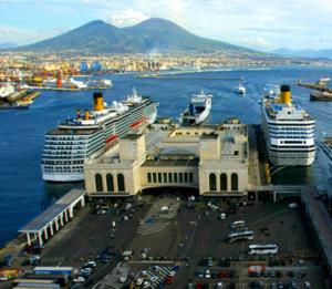 dois navios de cruzeiro estão ancorados num porto em B&B Marika Toledo em Nápoles