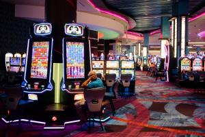 una persona sentada frente a máquinas tragaperras en un casino en Strip Las Vegas Unit by Luxor and T Mobile arena area en Las Vegas