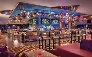 un bar con un montón de sillas y mesas en Strip Las Vegas Unit by Luxor and T Mobile arena area en Las Vegas