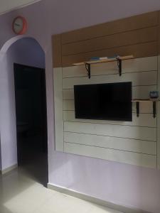 eine Wand mit einem Flachbild-TV an der Wand in der Unterkunft Haji Homestay - A tiny house with 2 bedrooms in Bentong