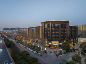 um grande edifício com uma rua em frente em Holiday Inn Express Zhengzhou Guancheng, an IHG Hotel em Zhengzhou