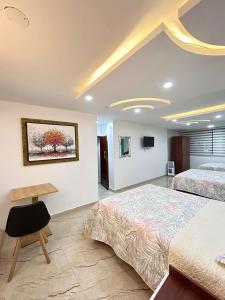 Postel nebo postele na pokoji v ubytování Hotel Monaco