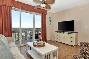 TV a/nebo společenská místnost v ubytování Vitamin Sea - Modern Beach Highrise At Ocean Walk Resort Daytona Beach