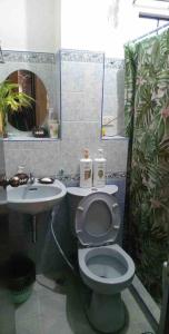 y baño con aseo y lavamanos. en Charming Getaway @ The City of Pines, en Baguio