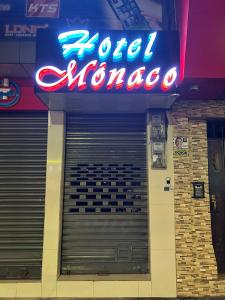 un cartel hotelero en la parte delantera de un edificio en Hotel Monaco, en Santo Domingo de los Colorados