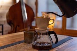 ekspres do kawy robi filiżankę kawy na stole w obiekcie Azumino Salon w mieście Azumino