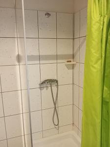 a shower with a shower head in a bathroom at T3 Bel Enclos SCHOELCHER Kybo Karaib Location Vue mer Calme in Schœlcher