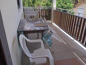 Rõdu või terrass majutusasutuses T3 Bel Enclos SCHOELCHER Kybo Karaib Location Vue mer Calme