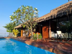 una villa con piscina e resort di Naga Tara Boutique Resort a Phayao