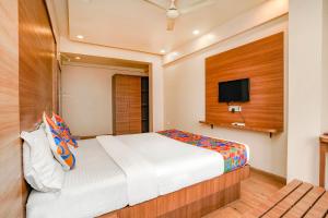 Postel nebo postele na pokoji v ubytování Hotel Mahadev Residency - Dapode, Bhiwandi