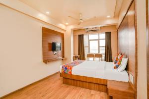 Postel nebo postele na pokoji v ubytování Hotel Mahadev Residency - Dapode, Bhiwandi