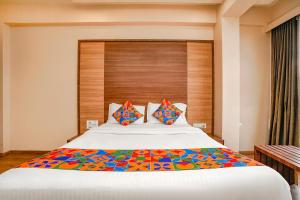 Postel nebo postele na pokoji v ubytování Hotel Mahadev Residency - Dapode, Bhiwandi