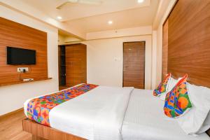 Postel nebo postele na pokoji v ubytování Hotel Mahadev Residency - Dapode, Bhiwandi