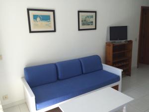 Televízia a/alebo spoločenská miestnosť v ubytovaní Apartamentos Llevant