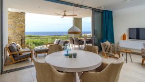 TV a/nebo společenská místnost v ubytování Coral Estate Ocean View Apartments