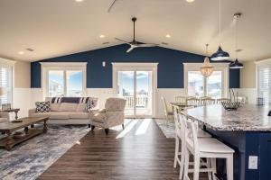 een keuken en een woonkamer met een blauwe muur bij Long Call by Oak Island Accommodations in Oak Island