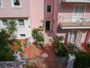 un immeuble d'appartements avec une cour fleurie dans l'établissement Apartments Josi - 200 m from sea, à Vrboska