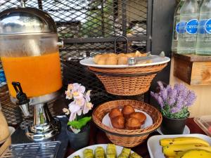 una bevanda su un tavolo con cesti di cibo e pane di Naga Tara Boutique Resort a Phayao