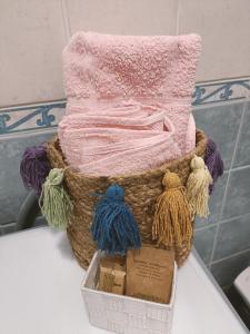 een mand met handdoeken op een tafel met een doos bij Casa Silvia in Pescara