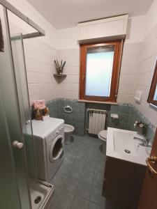 A bathroom at Casa Silvia - Accogliente appartamento a 5 minuti dalla stazione di Pescara Portanuova