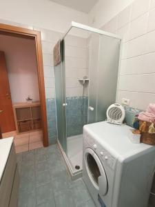 een wasmachine in een badkamer met een douche bij Casa Silvia in Pescara