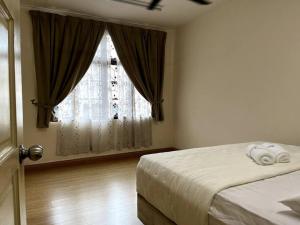 - une chambre avec un lit et une fenêtre avec des rideaux dans l'établissement SpaciousLuxury 4BR Seksyen 7/UITM Shah Alam/I-City, à Shah Alam
