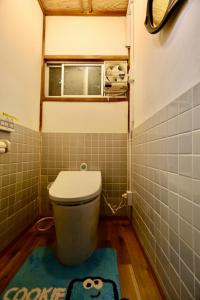 洲本市にあるHotaru no Yado - Vacation STAY 24964vの小さなバスルーム(トイレ、ラグ付)