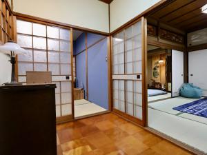 洲本市にあるHotaru no Yado - Vacation STAY 24964vのガラスドア付きの部屋、ベッド付きの部屋