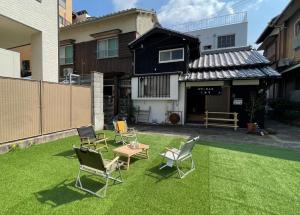 洲本市にあるHotaru no Yado - Vacation STAY 24964vの椅子とテーブルのある庭と家
