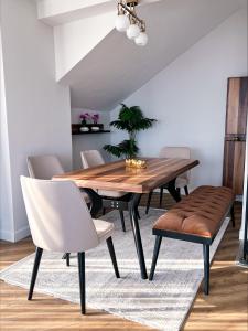 uma sala de jantar com uma mesa de madeira e cadeiras em Dreamy Sea View Duplex in Izmit em Izmit