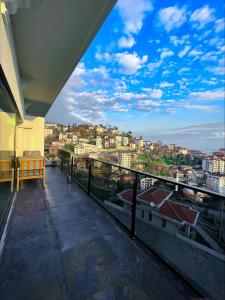 balcón con vistas a la ciudad en Dreamy Sea View Duplex in Izmit en Izmit