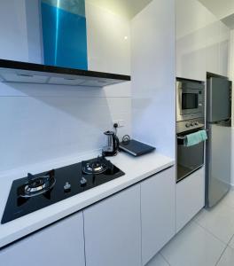 Kuchyň nebo kuchyňský kout v ubytování Beacon Executive Suites #CozyFamilyStay #RoofTopPool #16 #10paxs