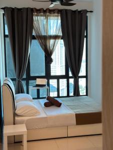 uma cama num quarto com uma grande janela em KLCC Kampung Baru Cottage - Homestay em Kuala Lumpur