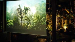 un écran de télévision avec une photo de la jungle dans l'établissement Banyan Villa Panglao with private pool, à Panglao