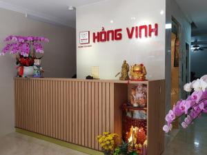 una tienda con un cartel que diga hong vtn en Hong Vinh Hotel, en Ho Chi Minh