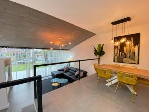 un soggiorno con tavolo e divano di La Casa de Hierba - Casa de campo de diseño con jardín y wifi cerca de las playas de Llanes a Llanes