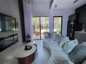 una sala de estar con un sofá y una mesa en Dian’s suits, en Gita