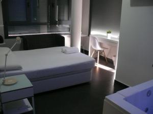バレンシアにあるHOSTAL LETTO DAL MAREのベッドルーム1室(ベッド1台、デスク、窓付)