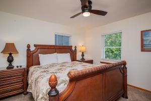 Ένα ή περισσότερα κρεβάτια σε δωμάτιο στο Whitecaps by Oak Island Accommodations