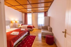 a hotel room with two beds and a chair at Hallo Vienna suite Apartment Nr 9 in Vienna