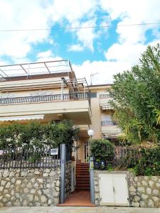 a building with a balcony on top of it at A Casuzza di Mazzeo in Mazzeo