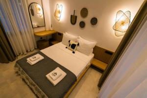 sypialnia z łóżkiem z dwoma ręcznikami w obiekcie KOTRABA ALAÇATI BUTİK Hotel w mieście Alaçatı