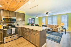 eine Küche mit Holzschränken und ein Wohnzimmer in der Unterkunft Johnson City Vacation Rental 1 Block to ETSU in Johnson City