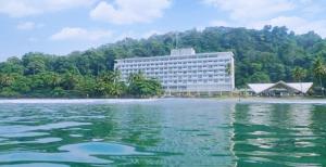 un hotel a orillas de un cuerpo de agua en Grand Inna Samudra Beach, en Cimaja