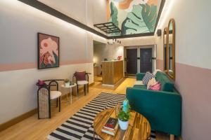 een woonkamer met een groene bank en een tafel bij Olive Golflinks - by Embassy Group in Bangalore