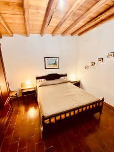 una camera con un grande letto in una stanza con soffitti in legno di Appartamento Sferracavallo a Sferracavallo